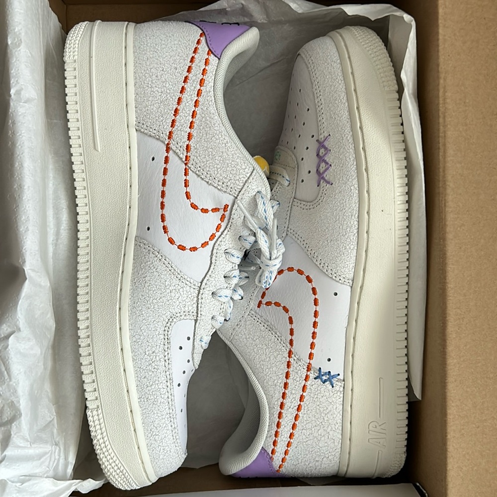 New!NIKE WOMEN’S AIR FORCE 1 '07 SE - WHITE SAFETY ORANGE SAIL SIZE 11